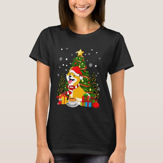 柴犬ドッグクリスマスはコーヒーライトツリークリスマス Tシャツ (正面)