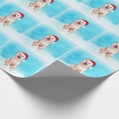 柴犬ドッグ雪の中に座ってクリスマスハット ラッピングペーパー (角)