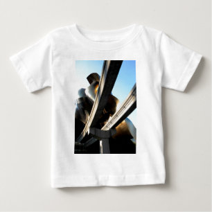 柵からの上昇 ベビーTシャツ