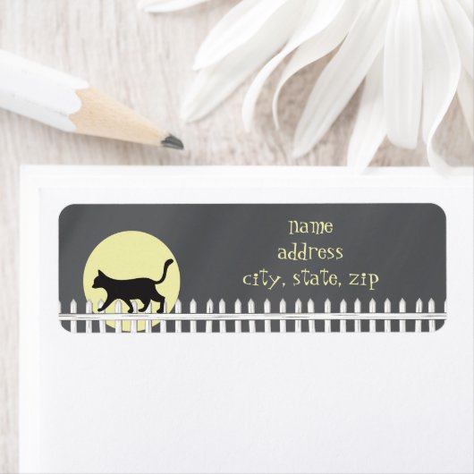 柵の上に怖い黒猫 ラベル (インサイチュ)