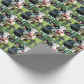 柵の上を覗いている漫画の牛 ラッピングペーパー (角)