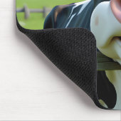 柵の上を覗く漫画の牛 マウスパッド (コーナー)