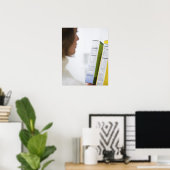 栄養ラベルを比較する女性 ポスター (ホームオフィス)