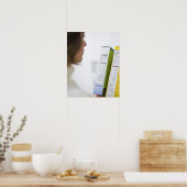 栄養ラベルを比較する女性 ポスター (キッチン)