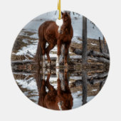 栗の牧場の馬と池の反射 セラミックオーナメント (裏面)