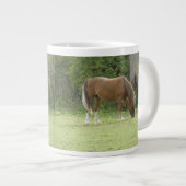 栗の茶色の馬の放牧マグカップ ジャンボコーヒーマグカップ (正面右)