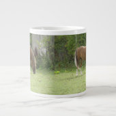 栗の茶色の馬の放牧マグカップ ジャンボコーヒーマグカップ (正面)