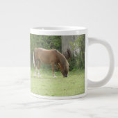 栗の茶色の馬の放牧マグカップ ジャンボコーヒーマグカップ (右)