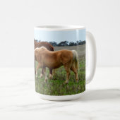 栗の馬とパロミノの馬 コーヒーマグカップ (正面右)