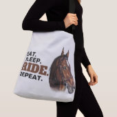 栗の馬のトートバ食べッグ。眠れ。乗れ。繰り返す。 クロスボディバッグ (クローズアップ)