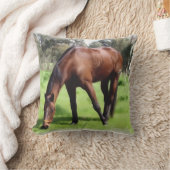 栗毛の馬の緑の一突き クッション (ブランケット)