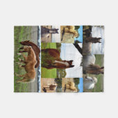 栗色とアラブ種の馬を並べたコラージュ写真 フリースブランケット (正面(横))