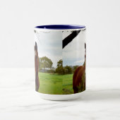 栗色の馬がバンクシアの木の匂いを嗅ぎ マグカップ (中央)