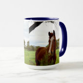 栗色の馬がバンクシアの木の匂いを嗅ぎ マグカップ (正面右)