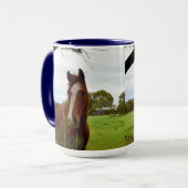 栗色の馬がバンクシアの木の匂いを嗅ぎ マグカップ (正面左)