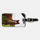 栗色の馬がバンクシアの木の匂いを嗅ぎ ラゲッジタグ (正面横)