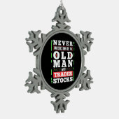 株式を取引する老人の投資家としての力 スノーフレークピューターオーナメント (左)