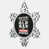 株式を取引する老人の投資家としての力 スノーフレークピューターオーナメント (右)