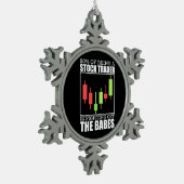 株式トレーダーが戦っている投資家 スノーフレークピューターオーナメント (左)