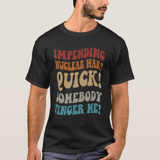 核戦争が始まったばかりか、誰かがグロを指さす Tシャツ (正面)