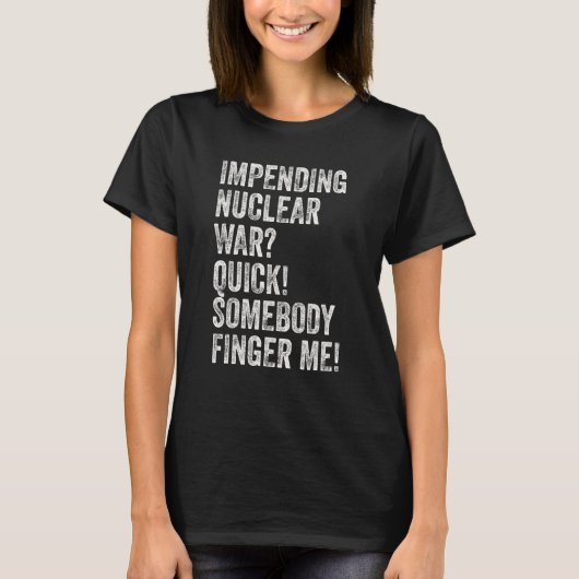 核戦争が近づくと誰かが私に指を差し出す Tシャツ (正面)