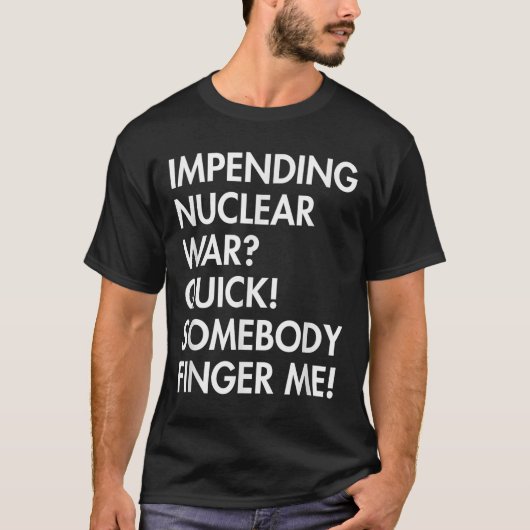核戦争が迫る中で、誰かが私にApを指す Tシャツ (正面)
