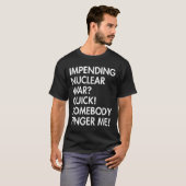 核戦争が迫る中で、誰かが私にApを指す Tシャツ (正面フル)