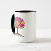 根とカラフルな葉を持つ抽象的な木。 マグカップ (正面左)