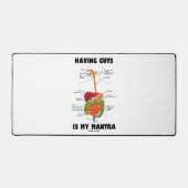 根性を持つことは私のマントラ消化器系ユーモアである デスクマット (正面)