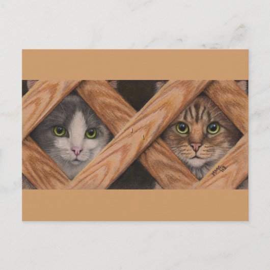 格子フェンスの後ろのキャッツグレー虎猫はがき ポストカード (正面)