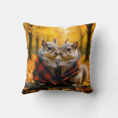 格子毛布の下で寄り添うリス クッション (裏面)