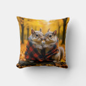 格子毛布の下で寄り添うリス クッション (正面)