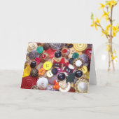 格子縞のスコッチテリア犬が付いているボタンのコラージュ カード (黄色い花)