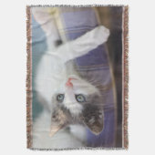 格子縞のベッドの甘い子猫 スローブランケット (正面縦)
