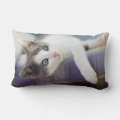 格子縞のベッドの甘い子猫 ランバークッション (裏面)