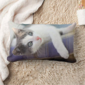 格子縞のベッドの甘い子猫 ランバークッション (ブランケット)