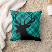 格子縞の素朴なシカの頭部のシルエット|のティール(緑がかった色) クッション (ブランケット)