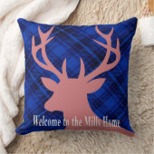 格子縞の素朴なシカはシルエット|の藤色の青の先頭に立ちます クッション (ブランケット)