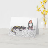 格言とサンショウウオが雑草の中に立っている カード (黄色い花)