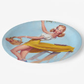 桃がピン留めされる ペーパープレート (アングル)