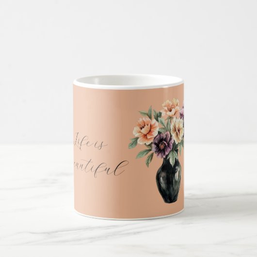 桃と紫の花 黒い花瓶 コーヒーマグカップ (中央)