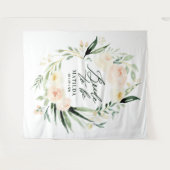 桃色と緑の水彩花のプリンセス、結婚式準備中 タペストリー (正面(横))