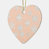 桃色の背景に白の3D雪の結晶 セラミックオーナメント (左)