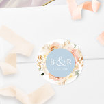 桃赤面とブルー結婚の封筒/お気に入り ラウンドシール<br><div class="desc">モモエレガントモノグラムの結婚、オレンジ、赤面ピンク、クリーム、シャンパンの色合いの美しいブレンドの豪華な水色フローラ詳細と封筒用シールまたは好意シール。イニシャルと白の2番目の文字ラインと埃っぽい青の中心。2つのサイズオプションと選択する複数のシェイプオプション。下の文字行は、イベントの日付、消去、またはイベントの好意の場合に短いメッセージを追加するために使用でき感謝している(すなわち、「感謝していお前の来ために」当社の「ピーチフローラデライトとブルー」コレクションの一部で、さまざまな調整製品が利用可能。コレクション全体のアクセス： https://www.zazzle.com/collections/peach_floral_delight_with_blue-119436951689312574</div>
