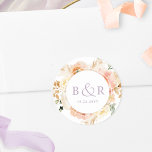 桃赤面ラベンダー結婚の封筒/お願い ラウンドシール<br><div class="desc">モモエレガントモノグラムの結婚、オレンジ、赤面ピンク、クリーム、シャンパンの色合いの美しいブレンドの豪華な水色フローラ詳細と封筒用シールまたは好意シール。白い中央にイニシャルとラベンダーパープルの第2の文字ライン。2つのサイズオプションと選択する複数のシェイプオプション。下の文字行は、イベントの日付、消去、またはイベントの好意の場合に短いメッセージを追加するために使用でき感謝している(すなわち、「感謝していお前の来ために」当社の「ピーチフローラデライトとラベンダーパープル」コレクションの一部で、様々な調整製品が利用可能。コレクション全体のアクセス： https://www.zazzle.com/collections/peach_delight_floral_and_lavender_purple-119272840408758311</div>