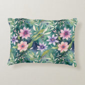 桃、ラベンダーおよびティール(緑がかった色)モダンフローラ アクセントクッション (裏面)
