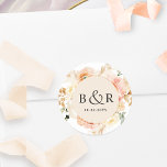 桃・赤面・クリーム結婚の封筒/お気に入り ラウンドシール<br><div class="desc">モモエレガントモノグラムの結婚、オレンジ、赤面ピンク、クリーム、シャンパンの色合いの美しいブレンドの豪華な水色フローラ詳細と封筒用シールまたは好意シール。イニシャルとシャンパンクリームの中心と黒い色合いの第二の文字ライン。ゴールデントーンの文字でも利用可能。2つのサイズオプションと選択する複数のシェイプオプション。下の文字行は、イベントの日付、消去、またはイベントの好意の場合に短いメッセージを追加するために使用でき感謝している(すなわち、「感謝していお前の来ために」さまざまなコーディネート商品が揃った「ピーチフローラデライトwithクリーム」コレクションの一部。コレクション全体のアクセス: https://www.zazzle.com/collections/peach_floral_delight_and_cream_champagne-119627301812293761</div>