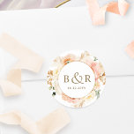 桃・赤面・金ゴールド結婚の封筒/お願い ラウンドシール<br><div class="desc">モモエレガントモノグラムの結婚、オレンジ、赤面ピンク、クリーム、シャンパンの色合いの美しいブレンドの豪華な水色フローラ詳細と封筒用シールまたは好意シール。中央は白いイニシャルと黄金の色合いの第二の文字ライン。2つのサイズオプションと選択する複数のシェイプオプション。下の文字行は、イベントの日付、消去、またはイベントの好意の場合に短いメッセージを追加するために使用でき感謝している(すなわち、「感謝していお前の来ために」当社の「ピーチフローラデライト&クリーム」コレクションの一部で、様々な調整製品が利用可能。コレクション全体のアクセス： https://www.zazzle.com/collections/peach_floral_delight_and_cream_champagne-119627301812293761</div>