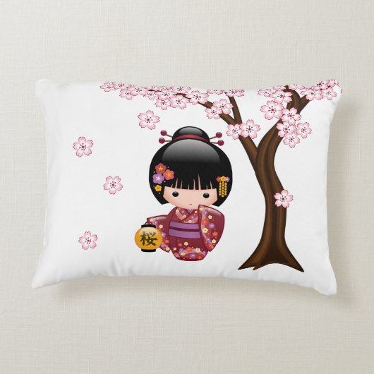 桜こけし人形 – かわいい日本の芸者ガール アクセントクッション (裏面)