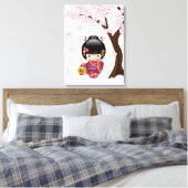 桜こけし人形 – かわいい日本の芸者ガール キャンバスプリント (インサイチュ (寝室))
